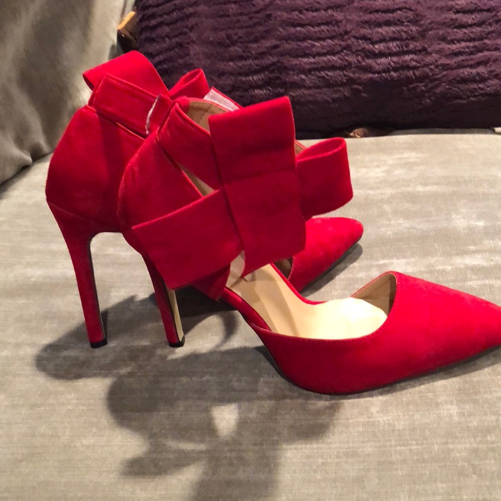 Red Heels 👠 with bows on the side 🎀